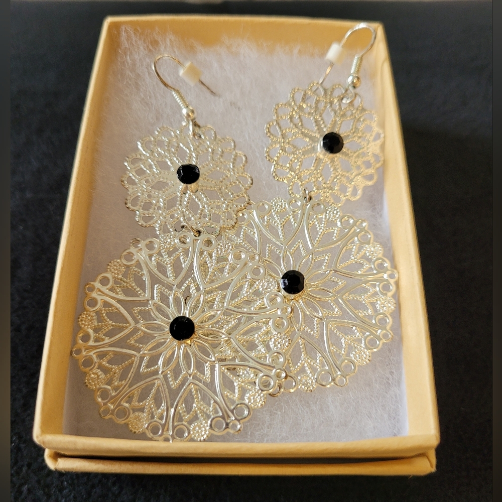 Women's Fashion Silver and Black Filigree Earrings NWOT